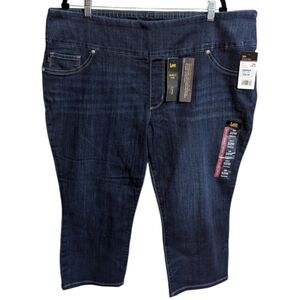 Lee Women's Capri pants 22W jeans medium wash stretchy mid rise w-229